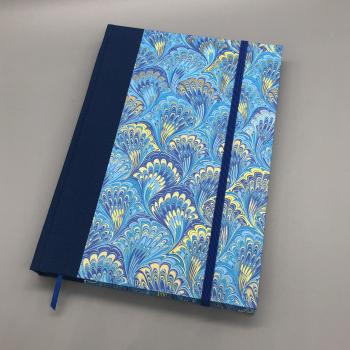 Buch A5 Leinenrücken Gummiband handgebunden Notizen marmoriert Muster blau Front